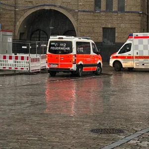 Einsatzfahrzeuge vor dem Eingang des Alten Elbtunnels.