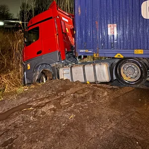 Der Laster wurde direkt in den Graben gelenkt.