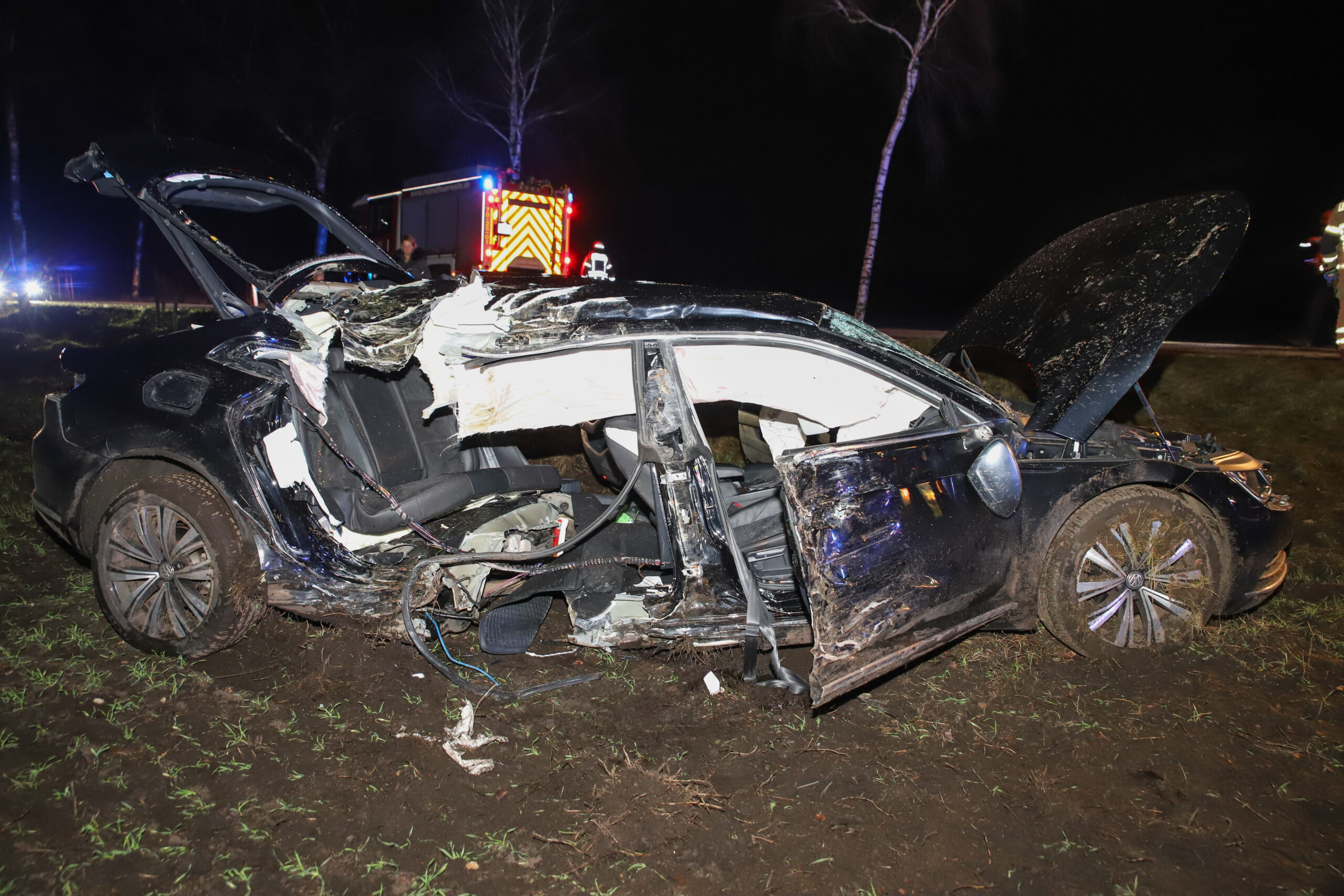 Schwerer Unfall bei Bad Bramstedt. Auto rast gegen Baum – zwei schwer Verletzte