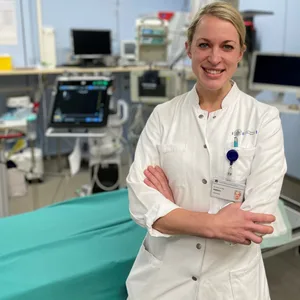 Dr. Annika Hättich ist Oberärztin für Unfallchirurgie und Orthopädie im UKE.
