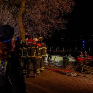 Ein Auto treibt in der Alster