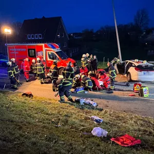 Einsatzkräfte an der Unfallstelle in Hamburg-Kirchwerder.