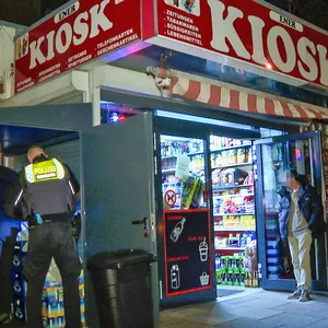 Polizisten durchsuchen den Kiosk in Jenfeld – und werden dabei fündig.