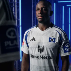 Jean-Luc Dompé im neuen HSV-Heimtrikot