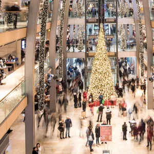 Die weihnachtlich geschmückte Wandelhalle in der Europapassage. (Archivbild)