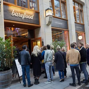 Menschen stehen vor dem „Barefood Deli“