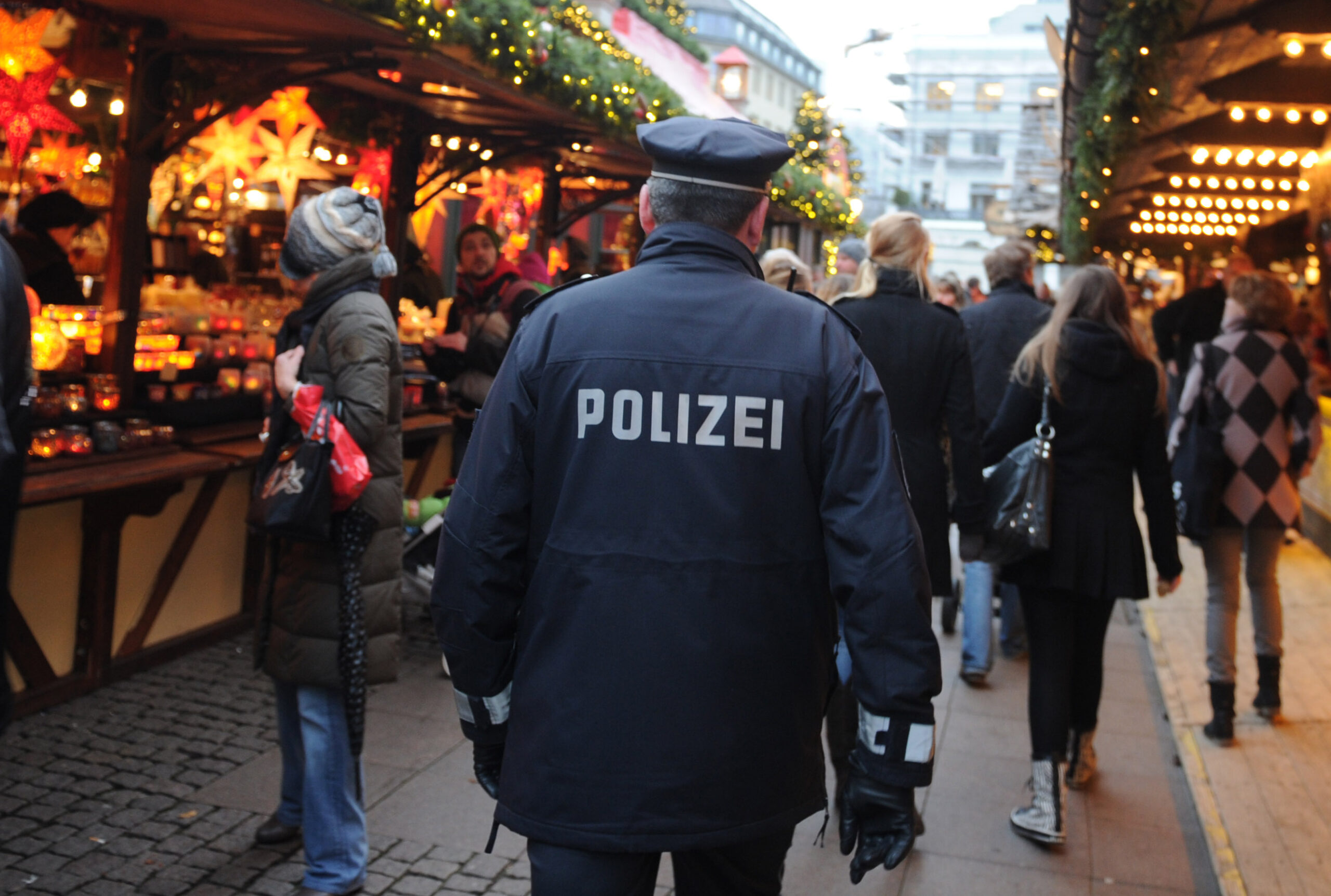 Ein Polizist auf dem Weihnachtsmarkt am Hamburger Rathaus (Symbolbild)