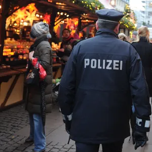 Ein Polizist auf dem Weihnachtsmarkt am Hamburger Rathaus (Symbolbild)