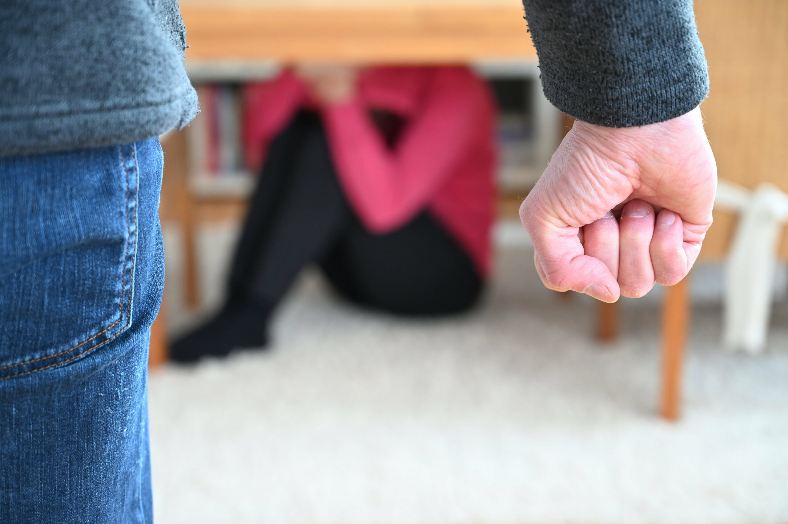 Eine Frau versucht, sich vor der Gewalt eines Mannes zu schützen (gestellte Szene)