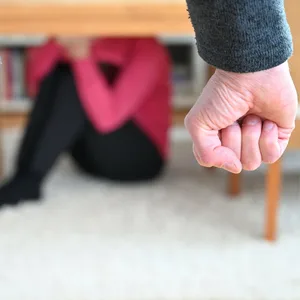 Eine Frau versucht, sich vor der Gewalt eines Mannes zu schützen (gestellte Szene)