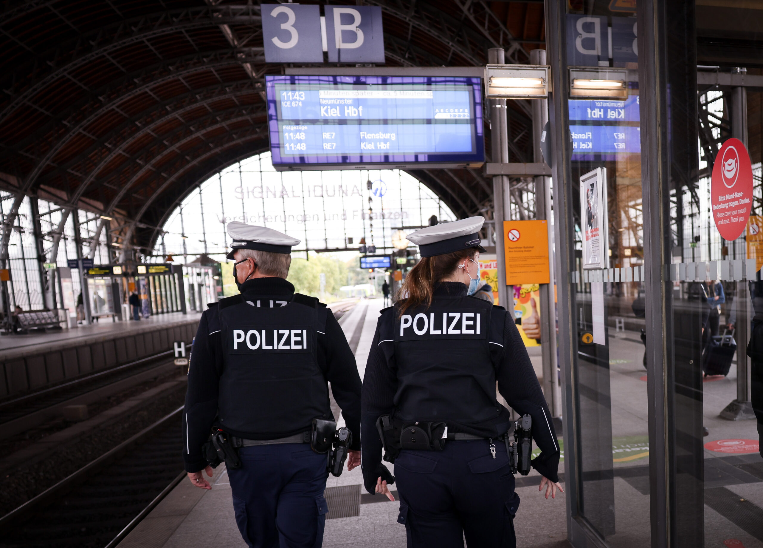 eine Polizeibeamtin und ihr Kollege im Bahnhof (Symbolfoto)