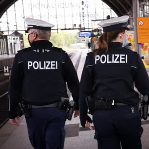 eine Polizeibeamtin und ihr Kollege im Bahnhof (Symbolfoto)