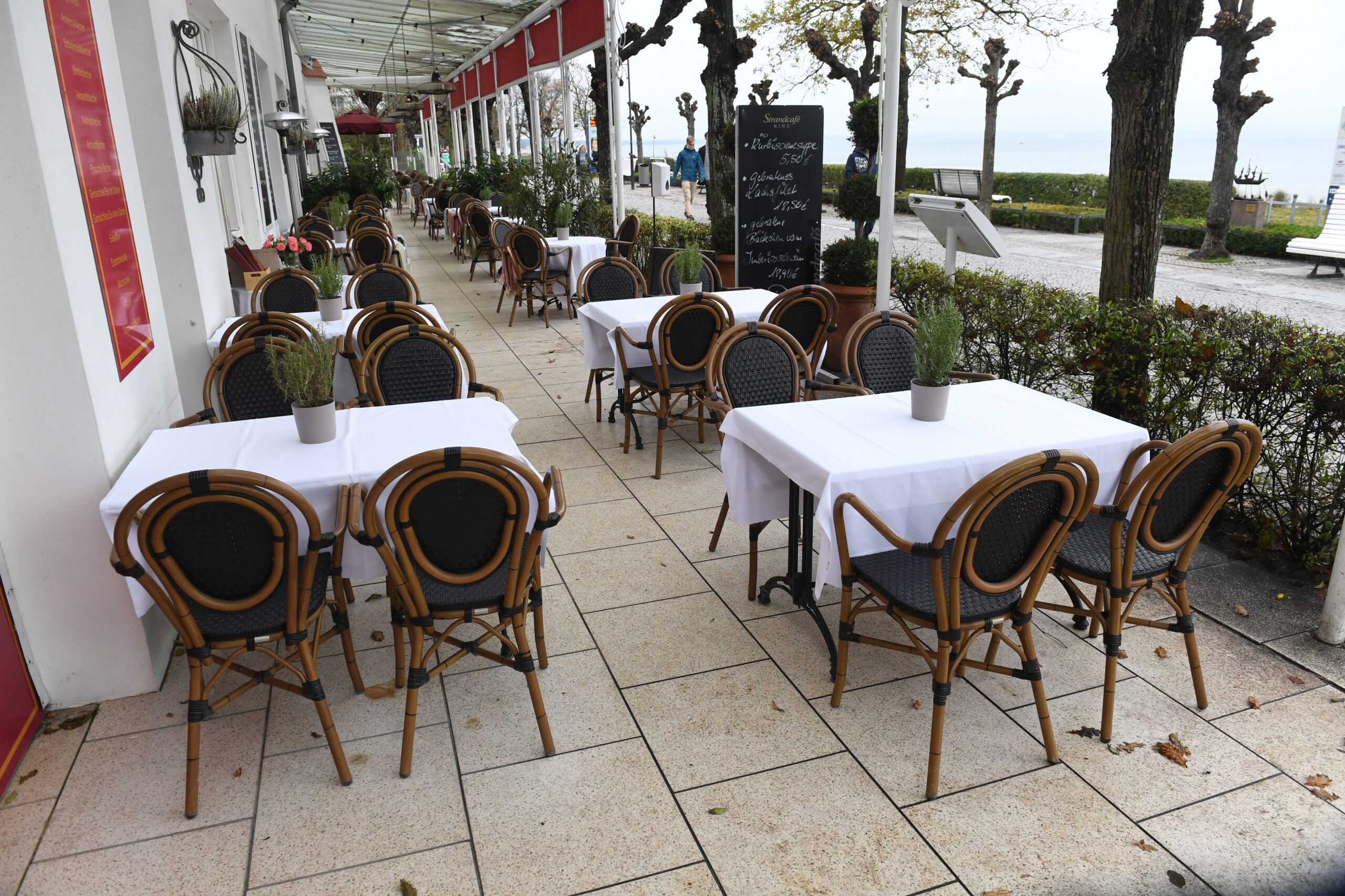 Leere Tische und Stühle stehen im Außenbereich einer Gaststätte (Archivbild).