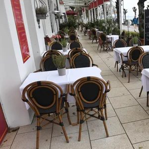 Leere Tische und Stühle stehen im Außenbereich einer Gaststätte (Archivbild).