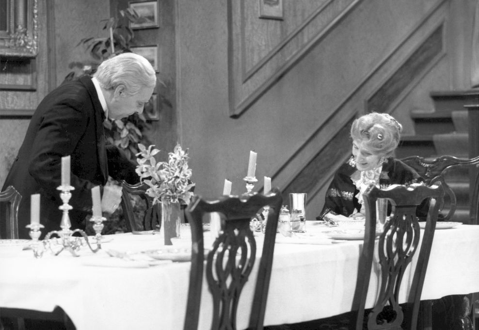 Freddie Frinton als Diener James und May Warden als alleinspeisende alte Dame Miss Sophie im TV-Klassiker „Dinner for One“