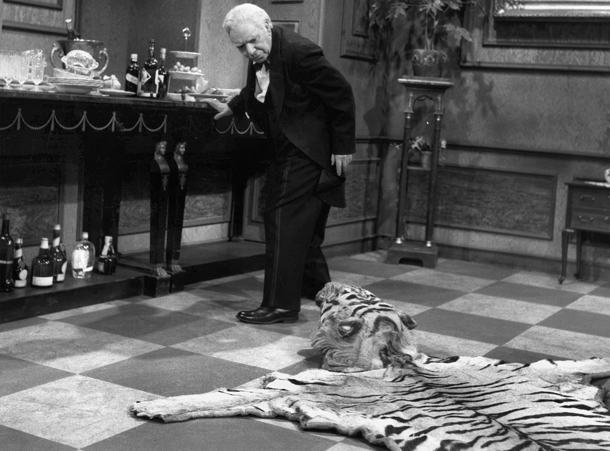 Schon seit 1963 stolpert Freddie Frinton als Butler James in der Silvester-Kultsendung „Dinner for One“ über das Tigerfell (Archivbild).