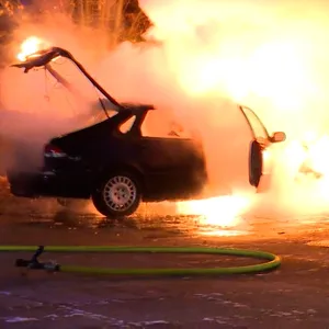 Wie ein kleines Inferno: Am Donnerstagabend brach plötzlich ein Autobrand aus.