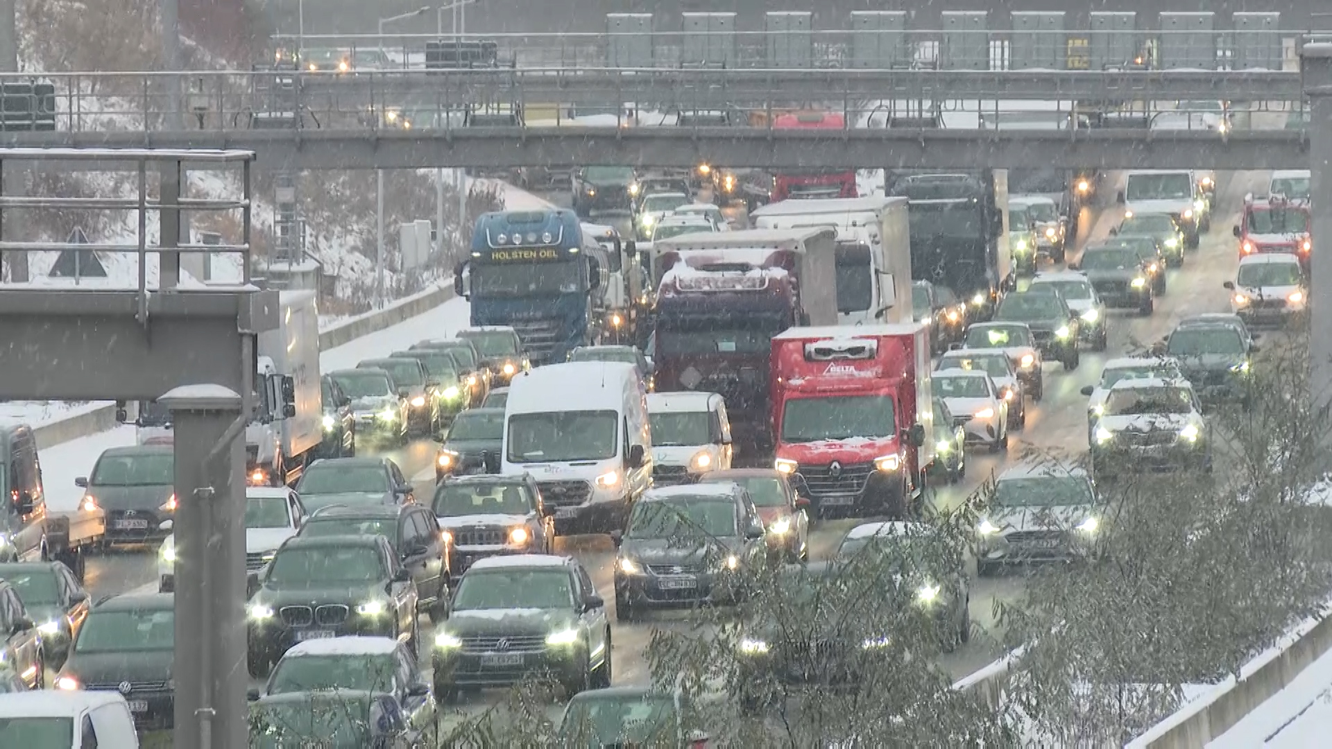 Auf allen Autobahnen in und um Hamburg sorgt der Schnee für lange Staus.