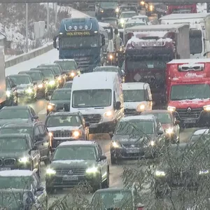 Auf allen Autobahnen in und um Hamburg sorgt der Schnee für lange Staus.