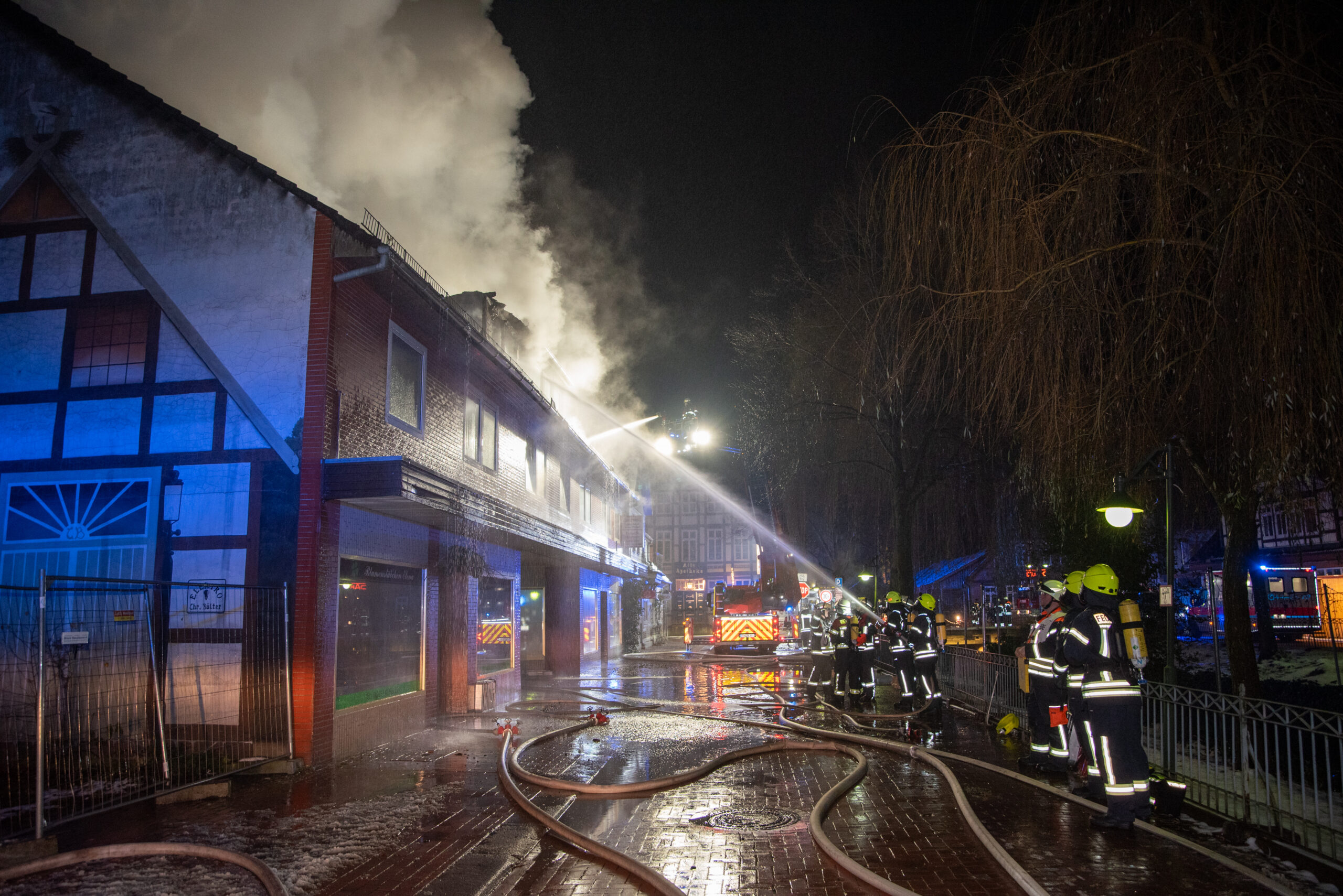 Wohnhaus in Rotenburg-Wümme in Flammen – Bewohner und Feuerwehrmann verletzt