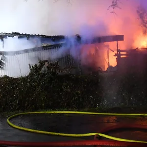 Großes Gartenhaus in Flammen – stundenlanger Löscheinsatz in Barmstedt