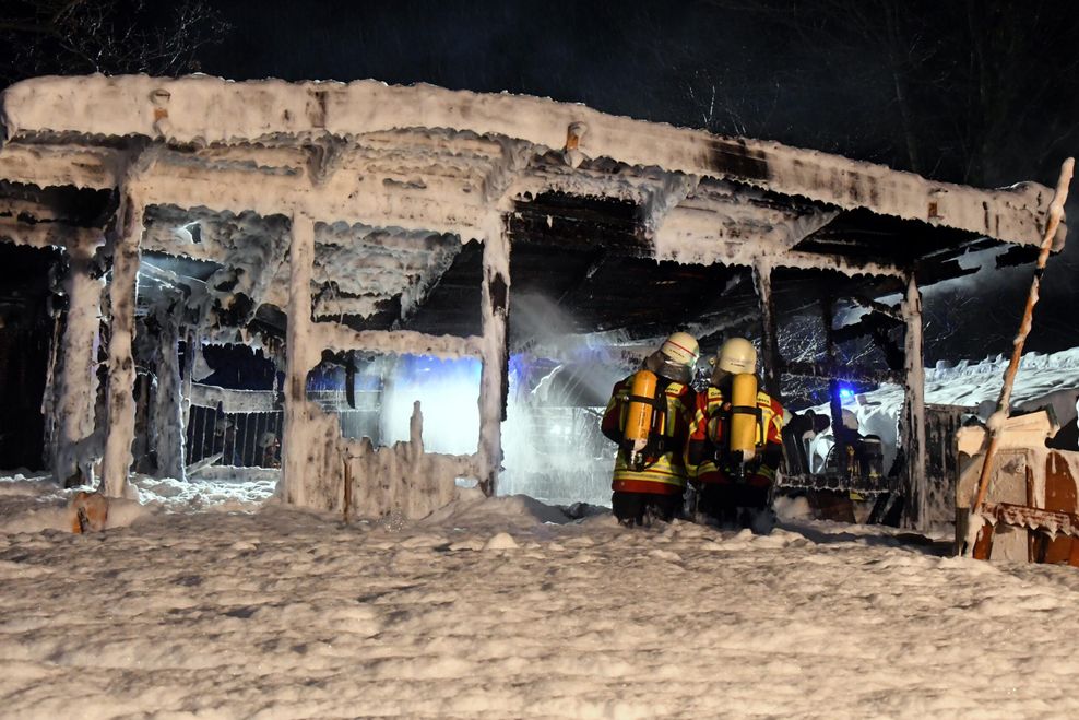 Großen Gartenhaus in Barmstedt in Flammen – massiver Einsatz von Löschschaum verwandelt Einsatzort in Winterlandschaft