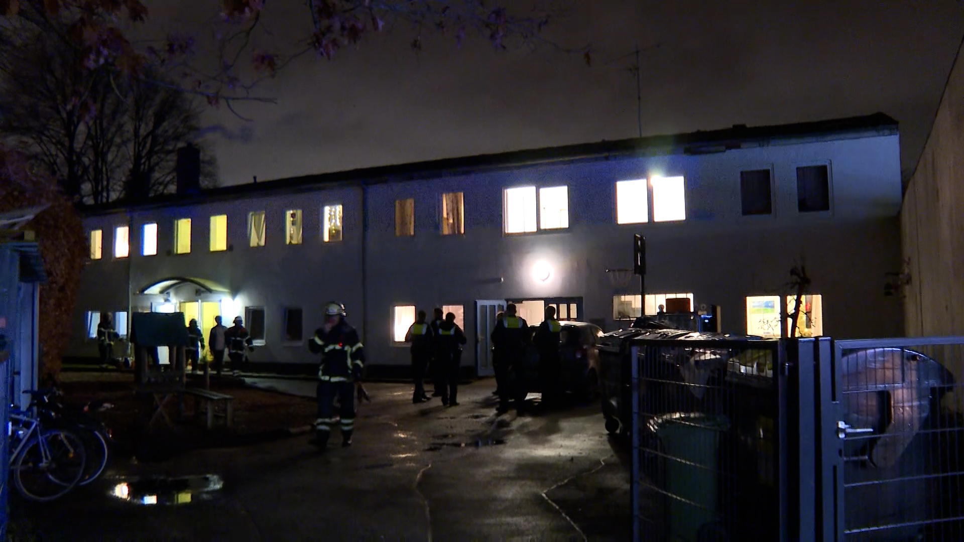 Feuerwehr- und Polizeikräfte vor dem Gebäude in Bahrenfeld.