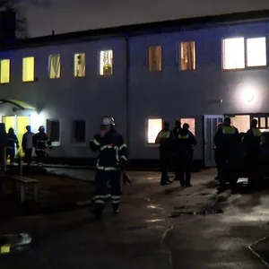 Feuerwehr- und Polizeikräfte vor dem Gebäude in Bahrenfeld.