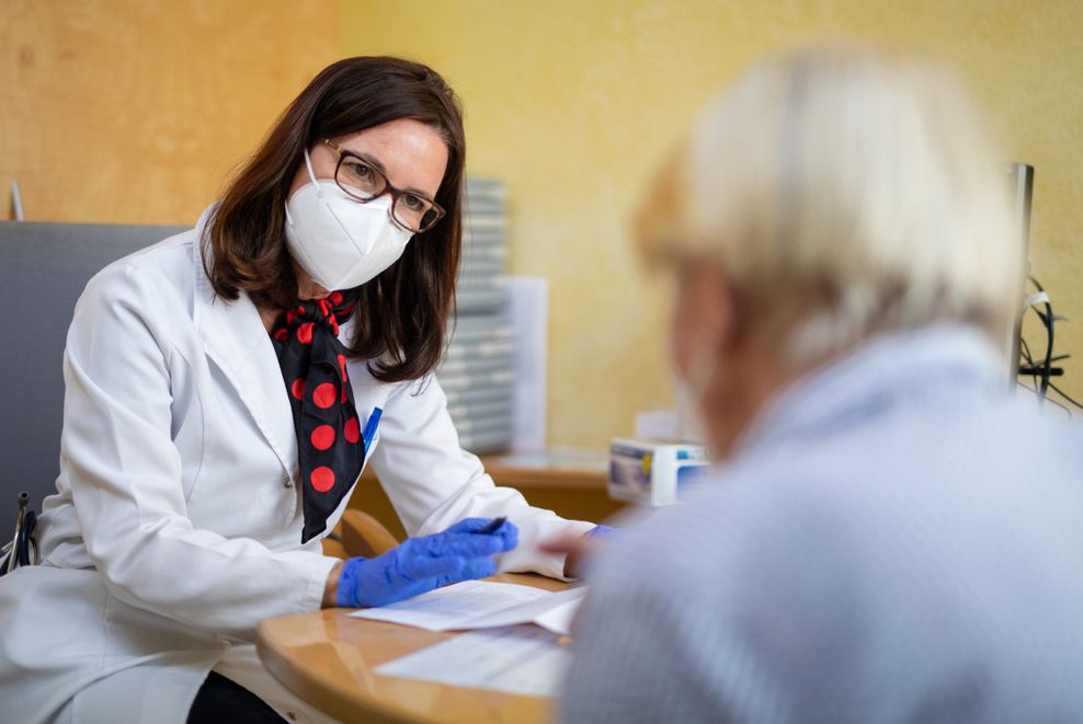 Co-Vorsitzende des Hausärztinnen- und Hausärzteverbandes, Nicola Buhlinger-Göpfarth im Gespräch mit einer Patientin. (Archivbild)