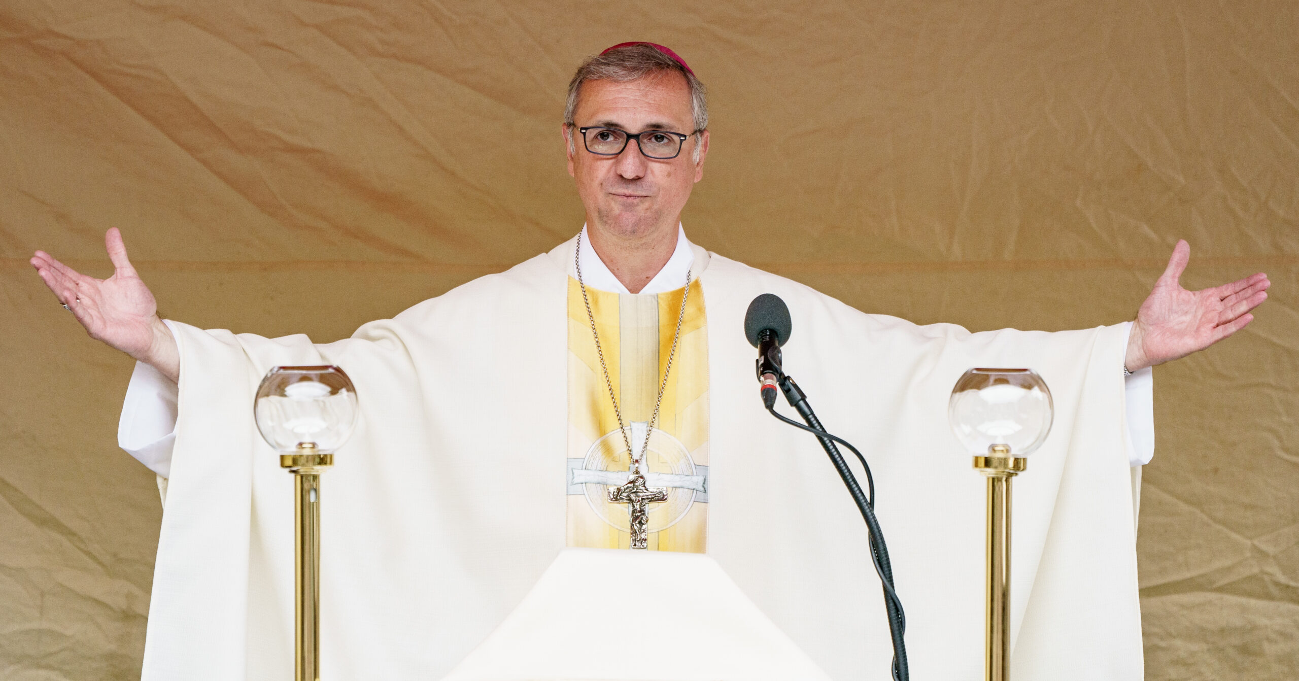 Stefan Heße, Erzbischof von Hamburg, steht bei seinem ersten öffentlicher Auftritt nach der Papstentscheidung beim Errichtungsgottesdienst einer neuen katholischen Pfarrei am Altar