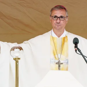 Stefan Heße, Erzbischof von Hamburg, steht bei seinem ersten öffentlicher Auftritt nach der Papstentscheidung beim Errichtungsgottesdienst einer neuen katholischen Pfarrei am Altar