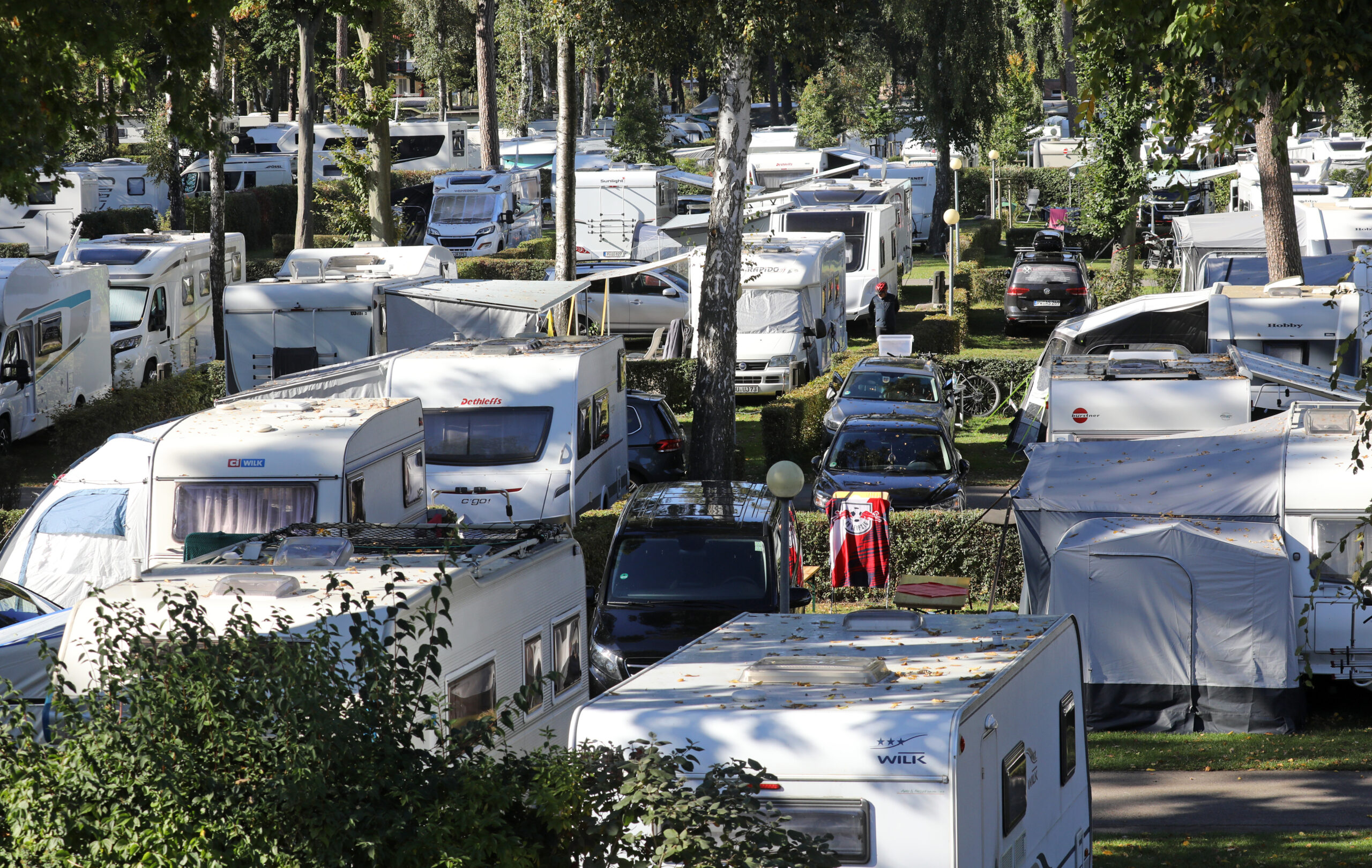 Viele Wohnwagen stehen auf dem Campingpark Kühlungsborn. (Archivbild)