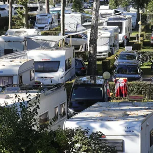Viele Wohnwagen stehen auf dem Campingpark Kühlungsborn. (Archivbild)