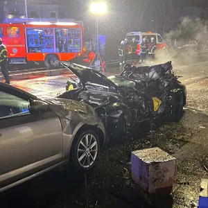 Rolex-Fan verunfallt mit Porsche in Harvestehude. Er und eine Frau straben bei dem Crash