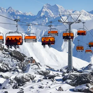 Skifahrer sitzen im Skigebiet Ischgl in Sesselliften.