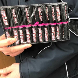 Ein Bundespolizist zeigt sichergestellte Feuerwerkskörper (Symbolbild).