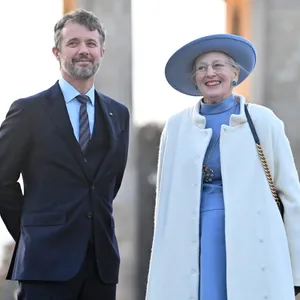 Frederik, Kronprinz von Dänemark und seine Mutter, Königin Margrethe II. von Dänemark. Das Foto zeigt sie vor dem Brandenburger Tor.
