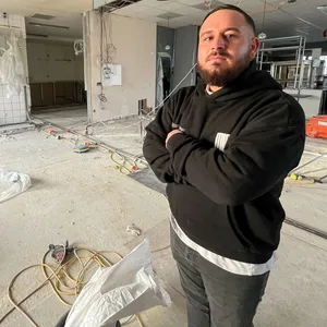 Theodoros Kothroulas in der Küche seines Restaurants, die gesamte Einrichtung wurde entfernt