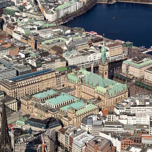 Blick aus der Vogelperspektive auf Rathaus und Binnenalster