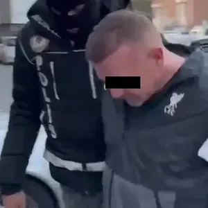 Türkische Spezialkräfte führen Eric S. ab.