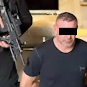 Schwer bewaffnete Polizisten einer Spezialeinheit haben Eric S. in seiner Wohnung in Istanbul überwältigt.