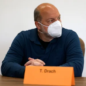 Der Angeklagte Thomas Drach sitzt auf der Anklagebank im Kölner Landgericht.