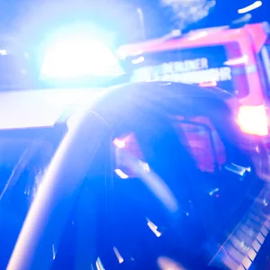 Polizeiwagen im Einsatz (Symbolbild).