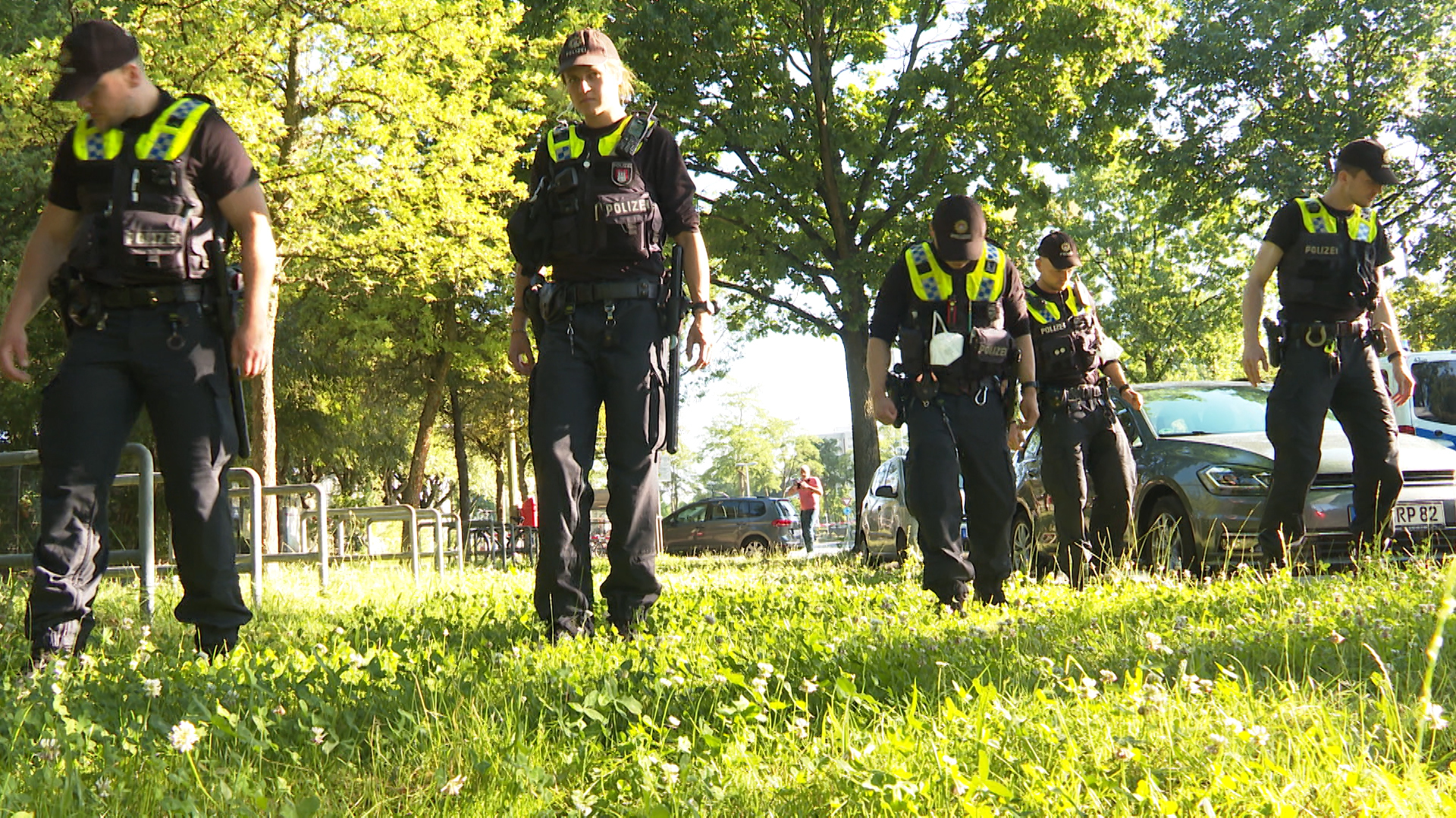 Polizisten suchen in Hamburg nach einem Messerangriff an einer Bushaltestelle nach Spuren. (Archivbild)