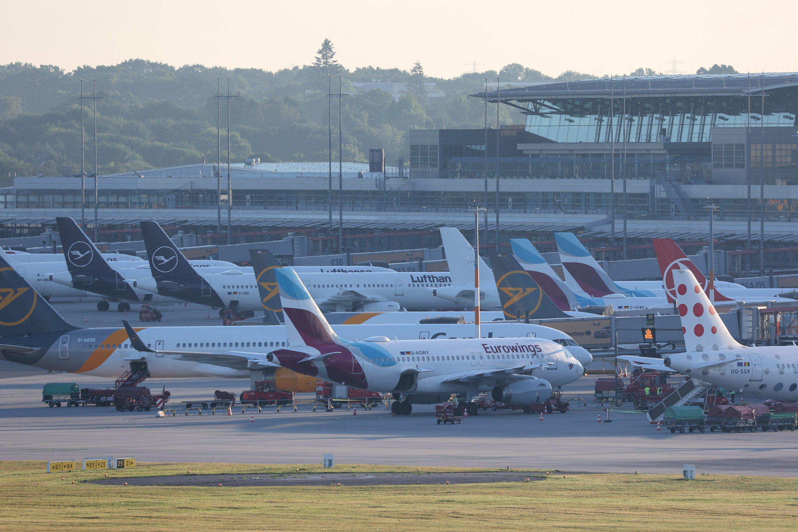 Flugzeuge stehen am Hamburger Flughafen.