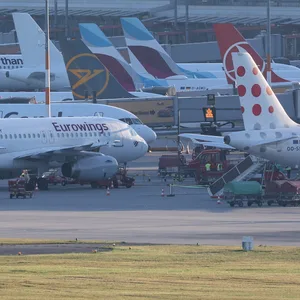 Flugzeuge stehen am Hamburger Flughafen.