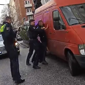 Der Verdächtige wird von Polizisten festgenommen.