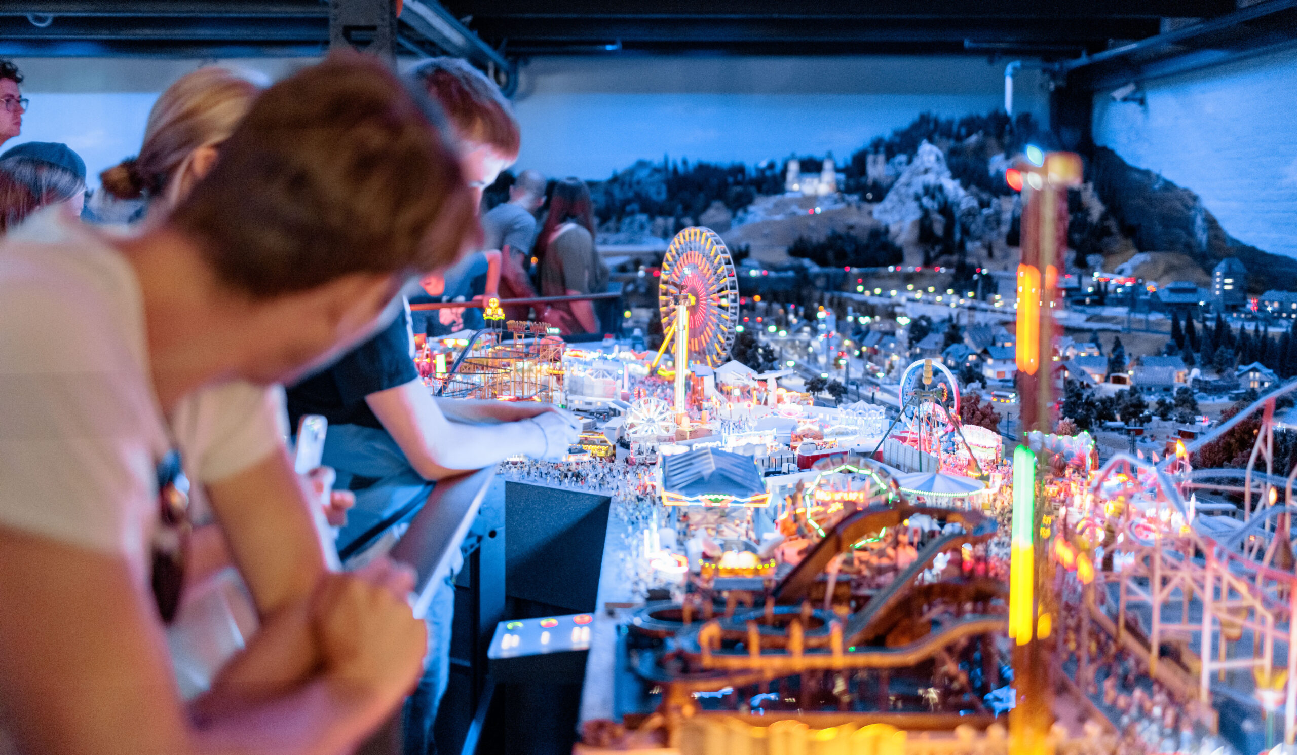 Besucher bestaunen ein Modell des Hamburger Doms. Ab April soll es nun eine neue Attraktion zu sehen geben.