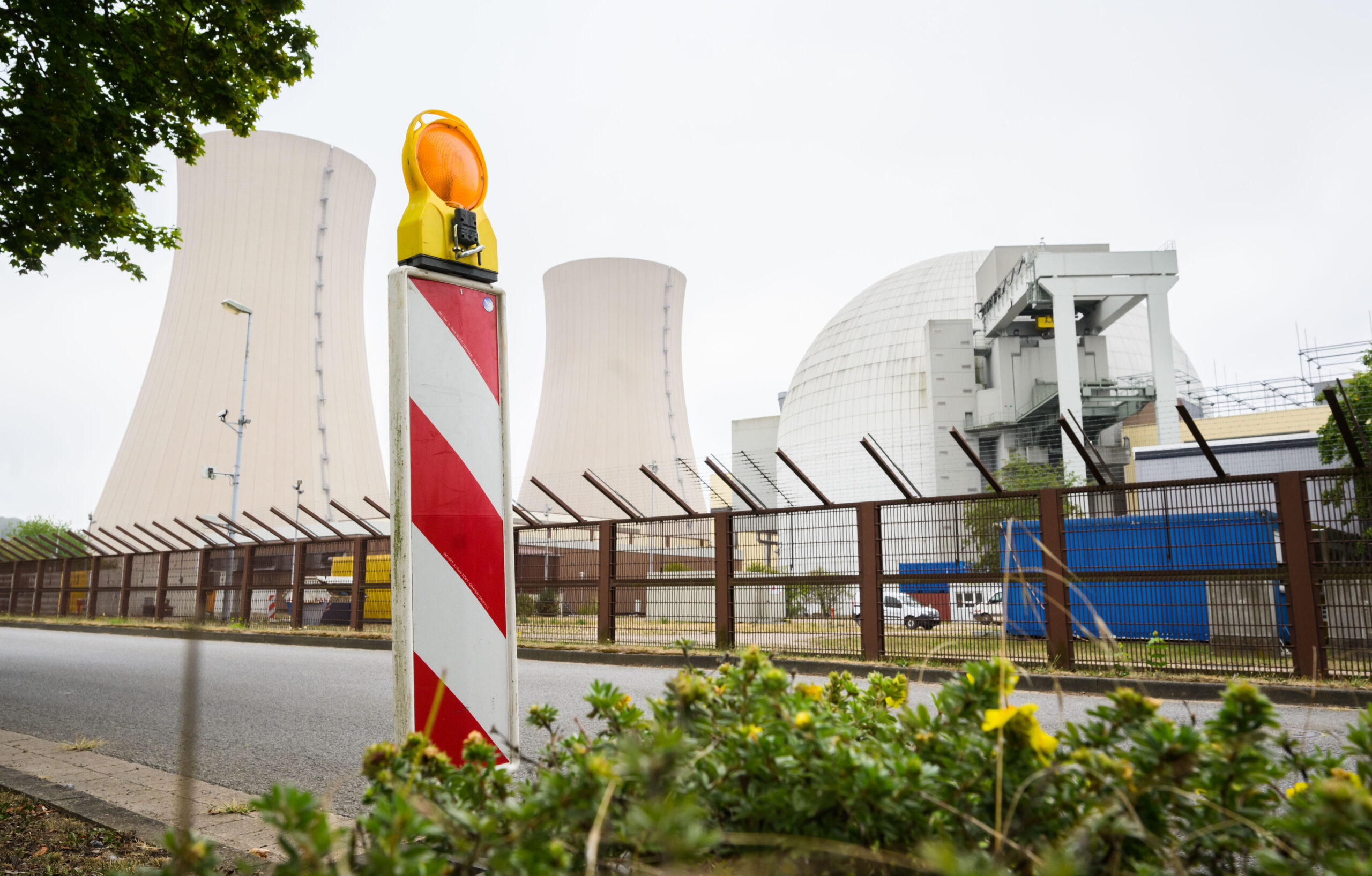 Das stillgelegte Atomkraftwerk Grohnde soll nun zurückgebaut werden.