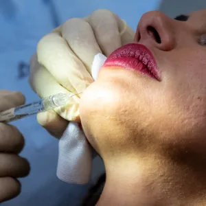 Beauty-OPs sind unter jungen Menschen sehr beliebt. (Symbolbild)